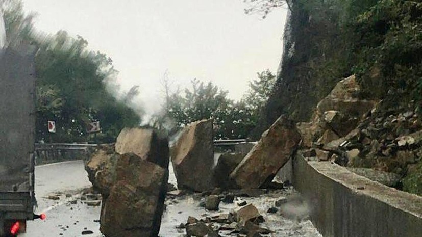 Камнепад произошёл на федеральной трассе в Сочи
