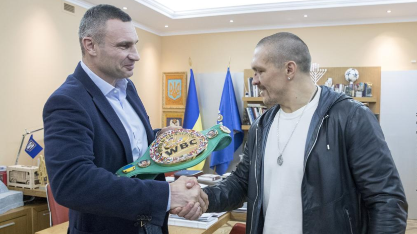 Виталий Кличко подарил Усику символический пояс WBC