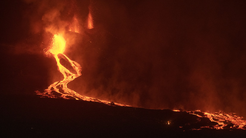 Лава от извергающегося вулкана на острове Пальма достигла океана