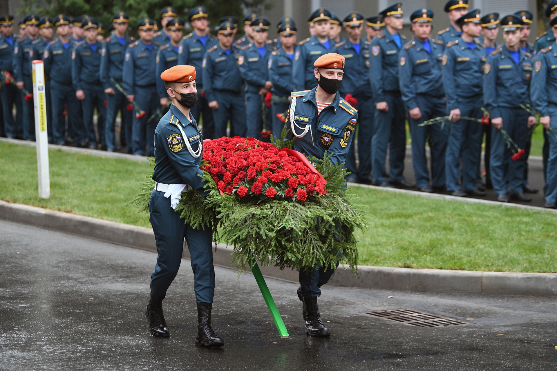 В Подмосковье простились с погибшим при тушении пожара спасателем