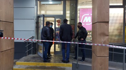 Вход в магазин торговой сети «Магнит» на Совхозной улице в Москве
