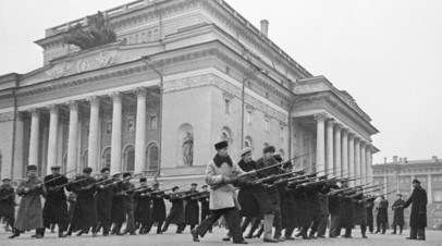 Всеобщее военное обучение (всевобуч) жителей на площади у Александринского театра, октябрь 1941 год
