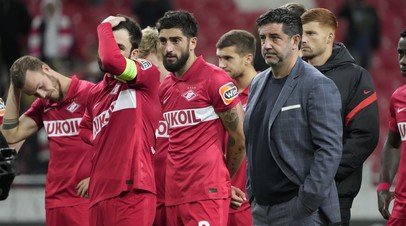 Футболисты и главный тренер «Спартака» после поражения от «Легии» в Лиге Европы