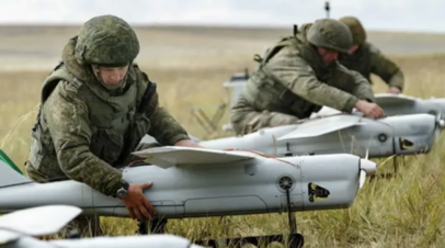 Российские военнослужащие подготавливают к запуску БПЛА