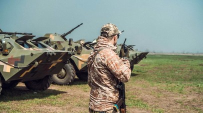 Бронетехника ВСУ в районе линии соприкосновения в Донбассе