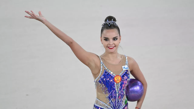 Дина Аверина заняла третье место в упражнениях с булавами на турнире в Москве
