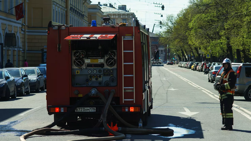 Площадь пожара в жилом доме в Петербурге увеличилась до 800 квадратных метров