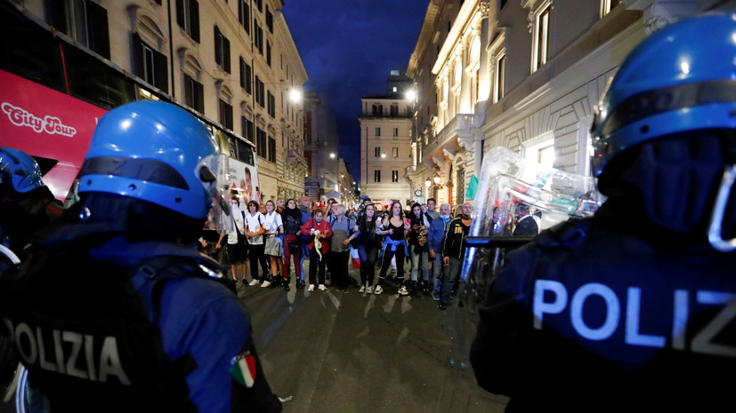 В Риме полиция задержала 12 протестующих против коронавирусных ограничений