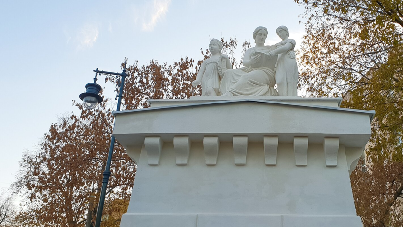 В Москве завершили реставрацию белокаменных скульптур Императорского воспитательного дома