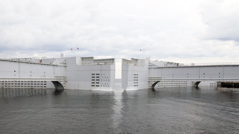 В Петербурге открыли дамбу после шторма