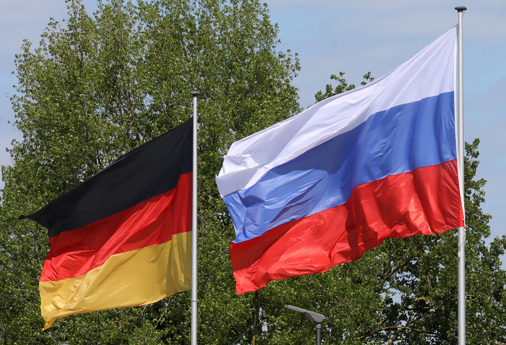 Санкции против германии. Россия и Германия. Германия против России. Флаг России и Германии. Флаг Российской Германии.
