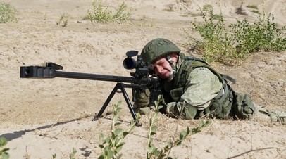 Российский военнослужащий с крупнокалиберной снайперской винтовкой