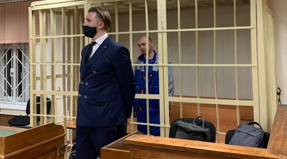 Антон Котов (на втором плане), обвиняемый по уголовному делу о смерти женщины и девочки из-за отравления арбузом, во время избрания меры пресечения в Пресненском суде Москвы