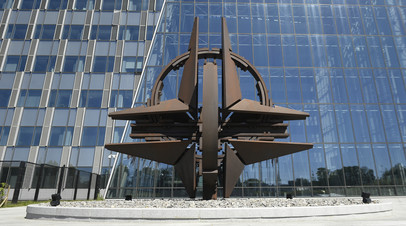 Символ НАТО перед штаб-квартирой альянса в Брюсселе