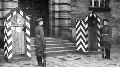 Два советских солдата охраняют вход во Дворец правосудия в Нюрнберге во время слушаний по Нюрнбергскому процессу в Международном военном трибунале против главных военных преступников Второй мировой войны