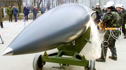 Украинские рабочие разрезают крылатую ракету Х-22 в рамках программы утилизации ядерного оружия