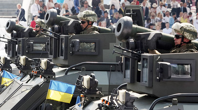 Военнослужащие украинской армии с ракетами Javelin во время военного парада в Киеве
