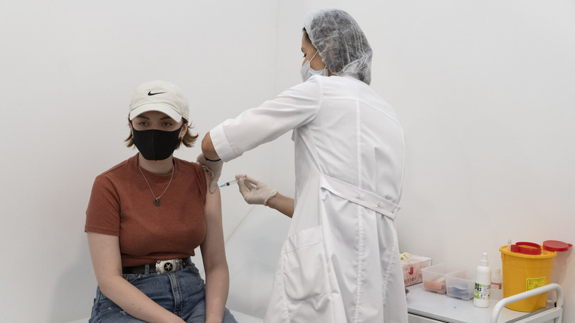 Врач-инфекционист назвал привитых «конечным звеном» распространения COVID-19
