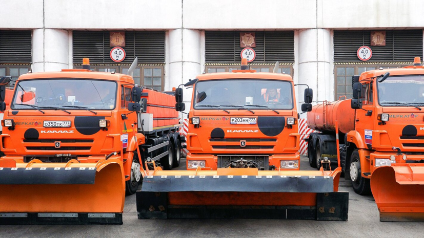 Коммунальная техника Москвы переведена на зимний режим работы