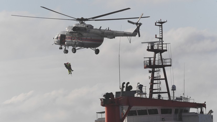В Приморье вертолёт со спасателями вылетел на помощь экипажу контейнеровоза
