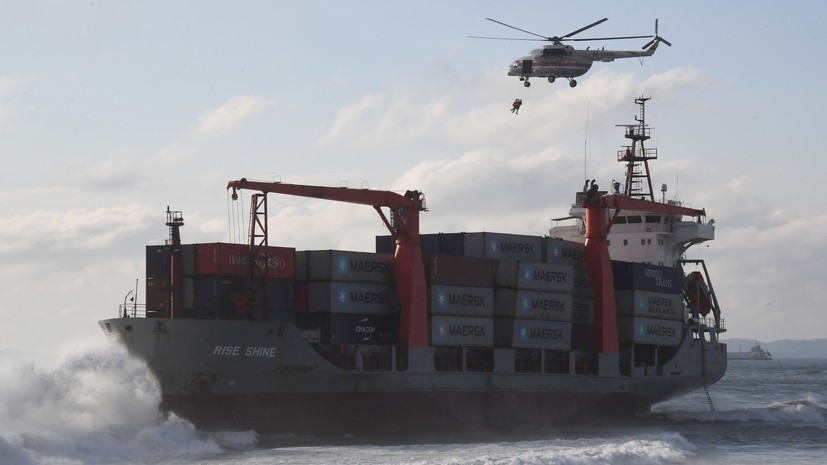 Спасатели начали эвакуацию экипажа севшего на мель в Приморье контейнеровоза