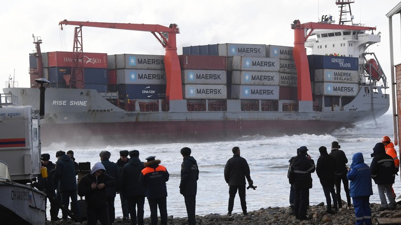 Корпус севшего на мель в Приморье контейнеровоза Rise Shine получил несколько пробоин
