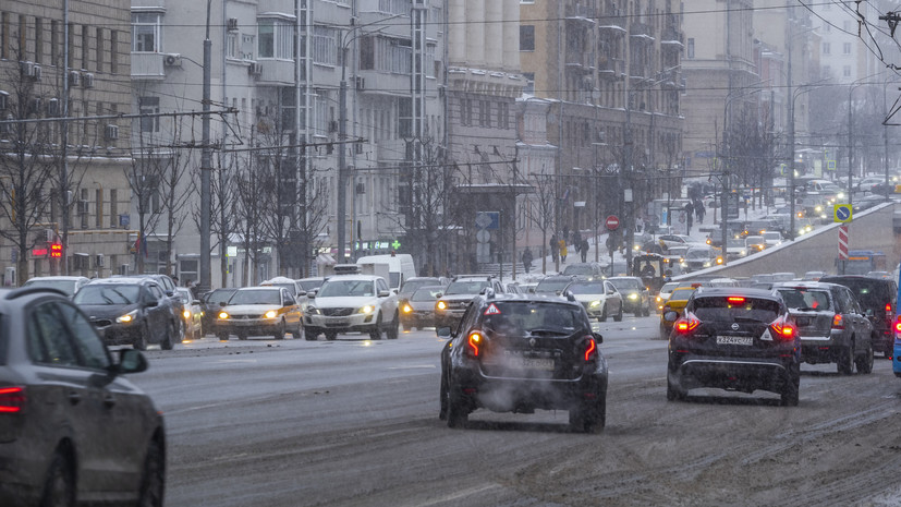 В ближайшие часы в Москве ожидаются усиление ветра и гололёд