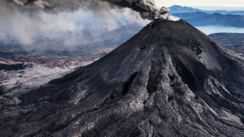 Карымский вулкан на Камчатке выбросил столб пепла на высоту более 5 км