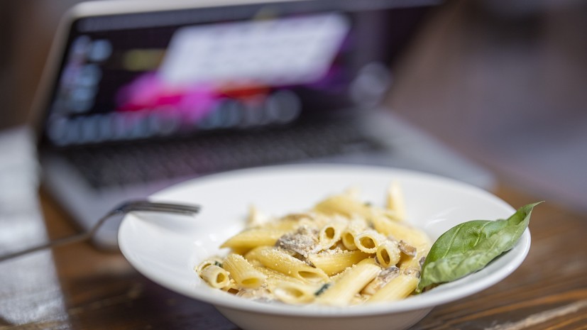 Диетолог Белоусова напомнила правила питания на удалёнке