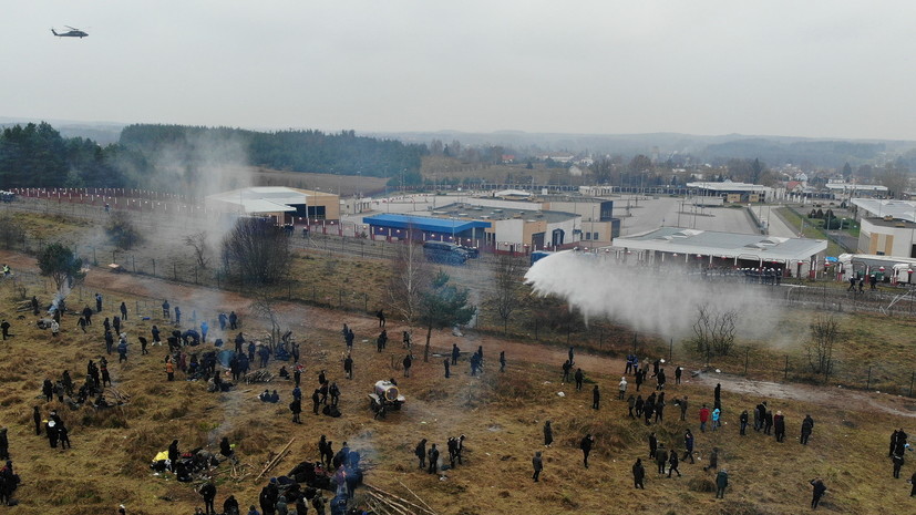 Часть мигрантов с белорусско-польской границы направилась в логистический центр