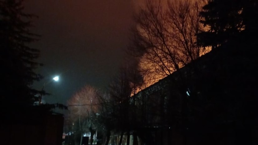 В подмосковном Серпухове горит здание площадью порядка 3000 квадратных метров