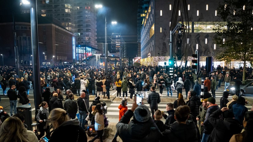 Несколько человек пострадали на протестах в Нидерландах