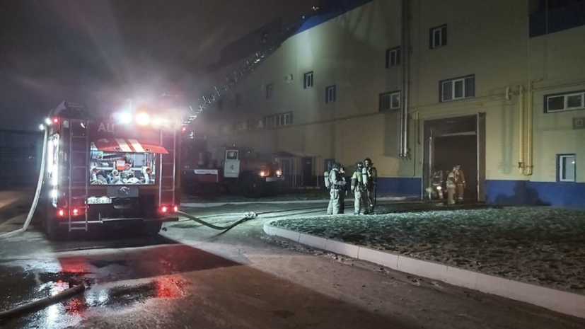 Пожарные ликвидировали крупное возгорание в цехе в Ульяновске