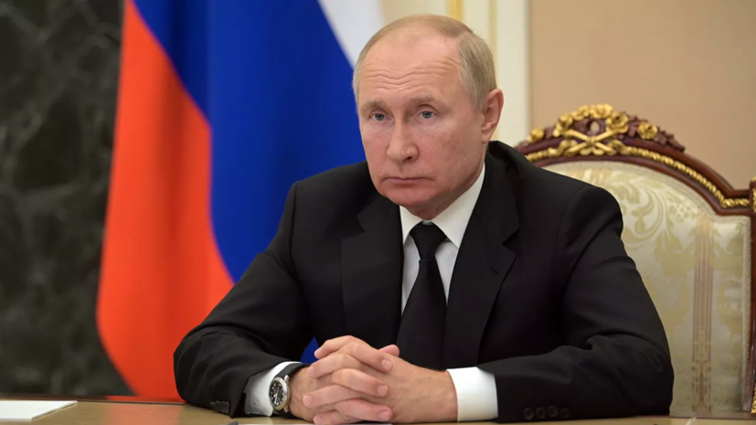 Песков заявил, что Путин чувствует себя нормально после ревакцинации от коронавируса