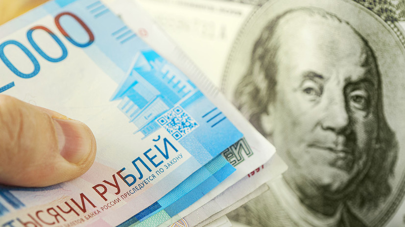 Курс доллара поднялся выше 75 рублей впервые с июля