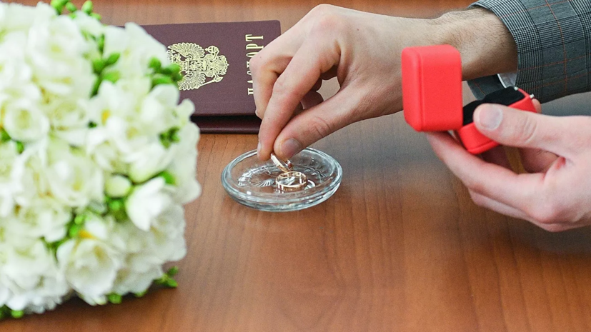 В Петербурге заключили почти 37 тысяч браков с начала года