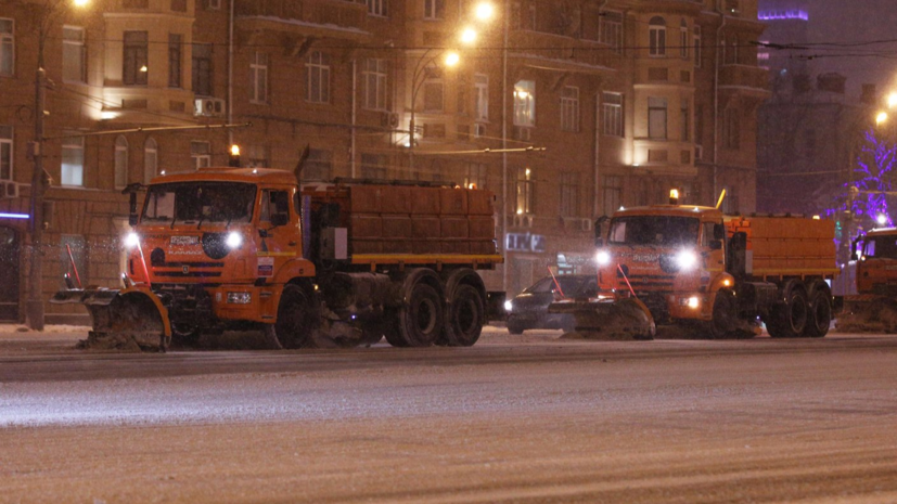 В Москве начали проводить выборочную противогололёдную обработку дорог