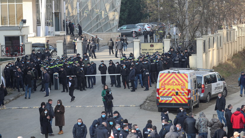 В Тбилиси полиция применила перцовый спрей возле суда на фоне процесса над Саакашвили