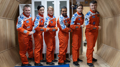 Команда экипажа SIRIUS-21 в первый день изоляции. Слева направо: Олег Блинов (командир), Виктория Кириченко (врач), Эшли Ковальски (бортинженер), Салех Аль Амери (исследователь), Екатерина Карякина (исследователь), Уилл Браун (исследователь)