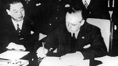 Японский посол в Берлине Кинтомо Мусякодзи и официальный представитель Германии Иоахим фон Риббентроп ставят подписи на Антикоминтерновском пакте