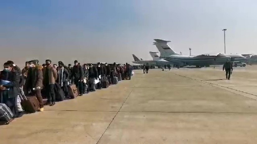 На аэродроме Чкаловский приземлился первый самолёт с эвакуированными из Афганистана