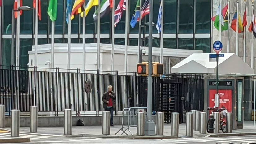 Полиция сообщила, что мужчина возле штаб-квартиры ООН может быть вооружён дробовиком