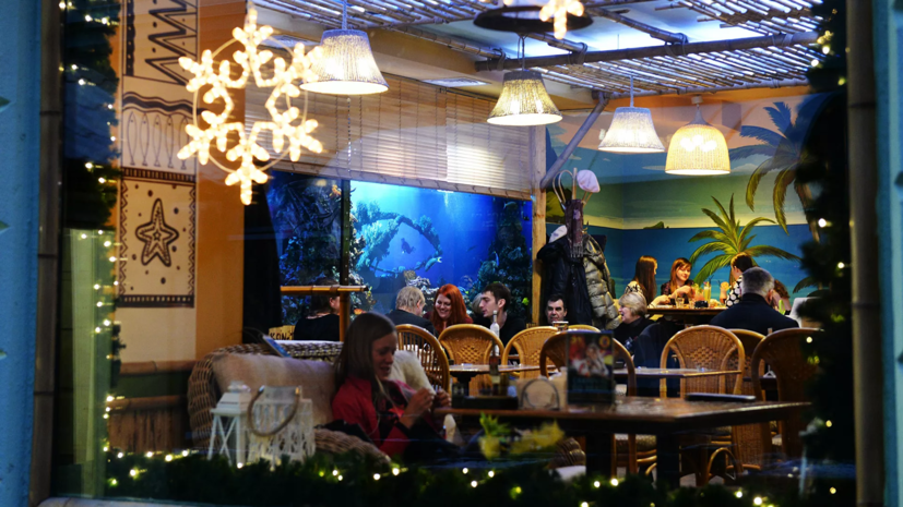 В Калининграде предприятиям общепита в новогоднюю ночь разрешили работать до 02:00