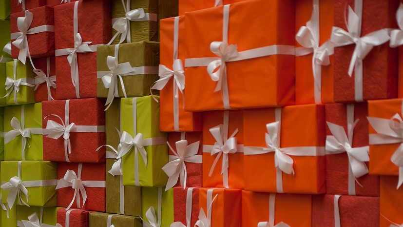 Специалист по этикету Рогова дала рекомендации по выбору новогодних подарков для коллег