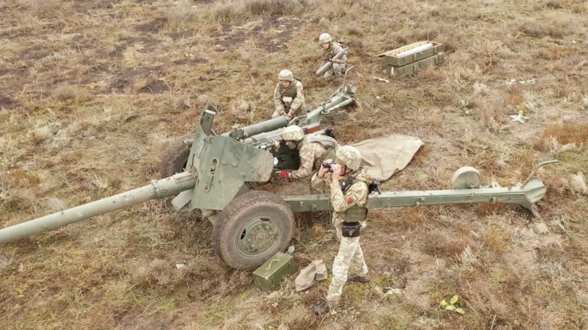 Украинские военные проводят учения вблизи границы с Крымом