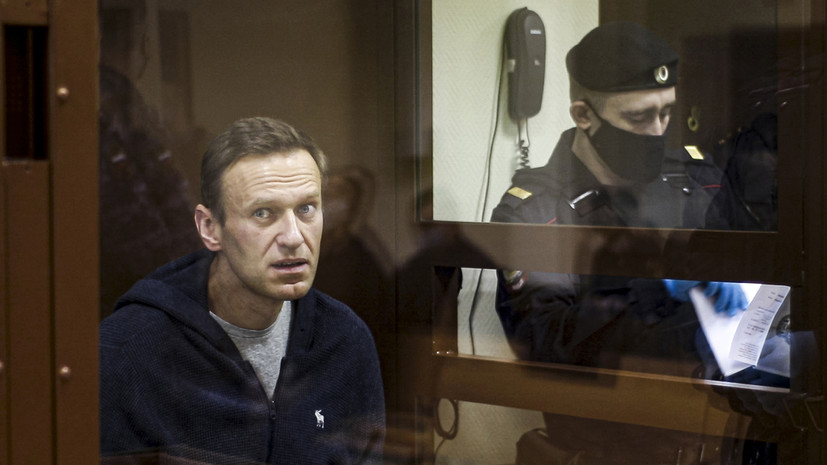 «Никому не нужны»: сторонники Навального массово покидают Россию