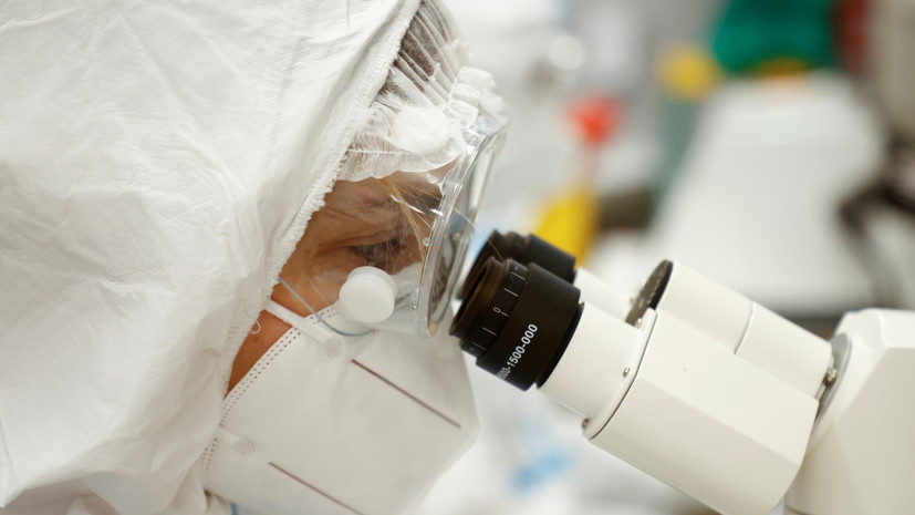 Терапевт Амир Хан назвал обильное потоотделение во время сна симптомом штамма «омикрон»