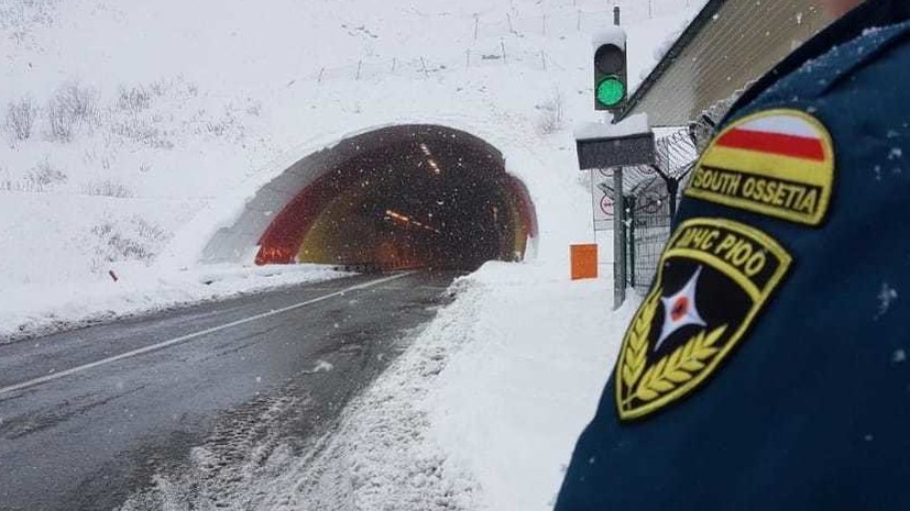 В МЧС заявили, что поиски попавшего под лавину военного будут идти всю ночь