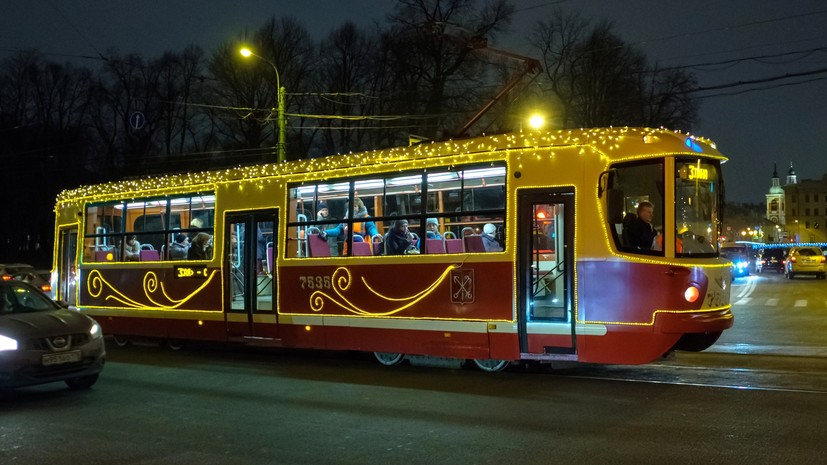 В Петербурге запустили три новогодних трамвая