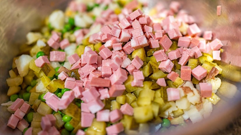 Аналитики назвали самые популярные ингредиенты салата оливье среди россиян